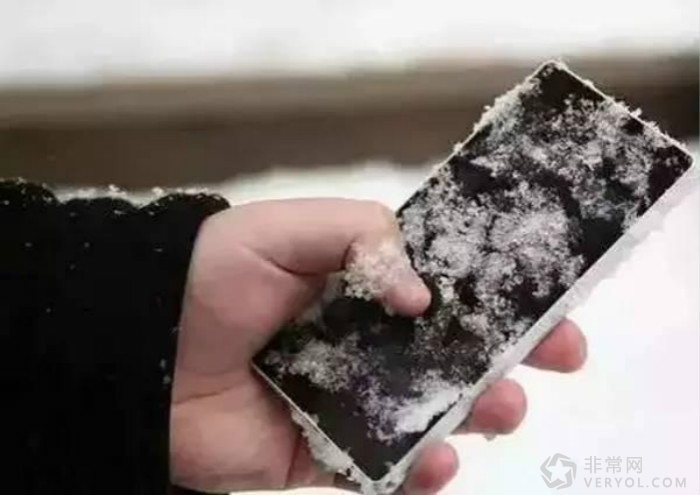 寒潮來襲!iPhone自動(dòng)關(guān)機(jī)遭吐槽 安卓手機(jī)笑開顏!(圖1) _1