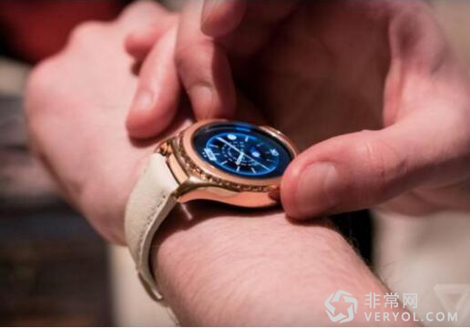 買不起黃金版Apple Watch?三星鍍金版Gear S2同樣很“闊”(圖2) 1