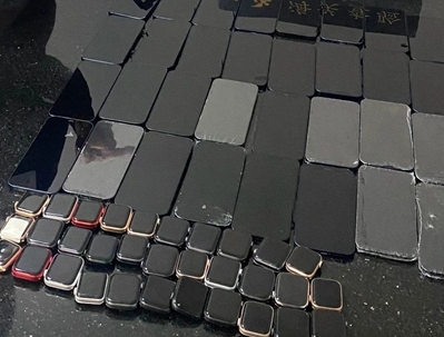 女子過海關脫衣暗藏玄機！腰纏36部iPhone、32塊Apple Watch被查