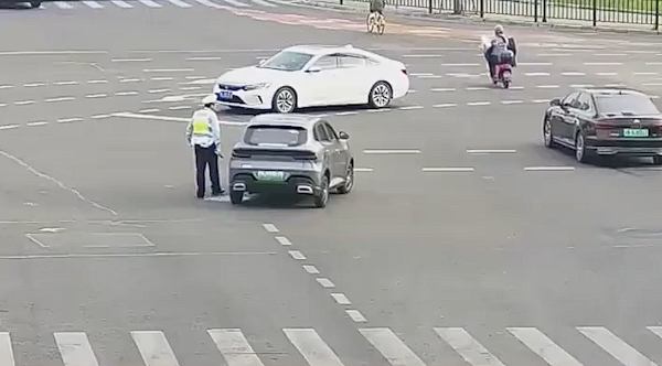最強老頭樂現身 前掛“保時捷”后貼“法拉利”：車主被拘