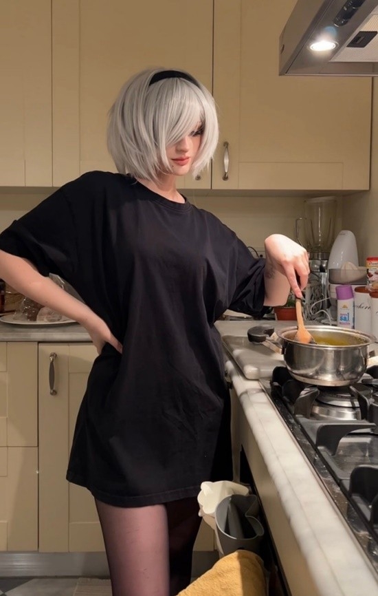 意大利御姐COS《尼爾》女主：爆衣泳裝版身材性感