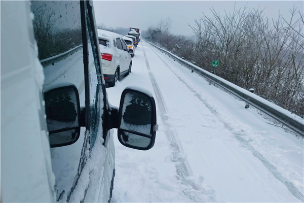 雨雪天 油車、電車互掐互嘲：到底選誰好(圖2)
