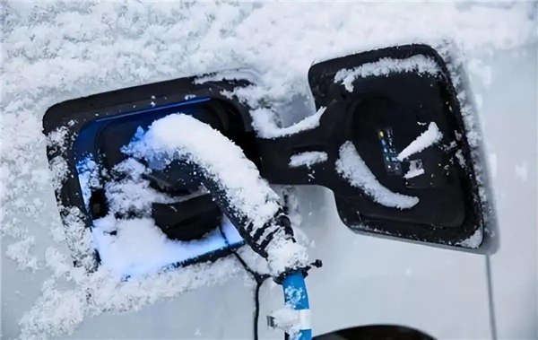 雪天滯留高速：油車VS電車誰更“保鮮”(圖3)