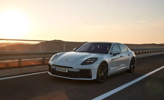 2.9T雙渦輪+電機！保時捷全新Panamera E-Hybrid官圖發布