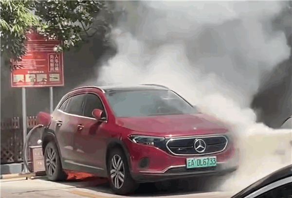 一奔馳EQA突發起火：車主房子差點被燒毀