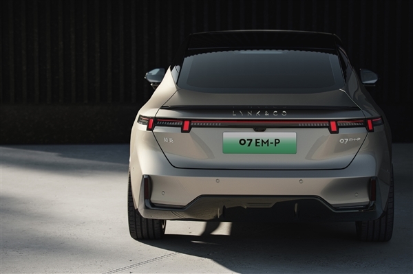 絕對原創(chuàng)設(shè)計 領(lǐng)克插電混動中型轎車07 EM-P上市：16.98萬起