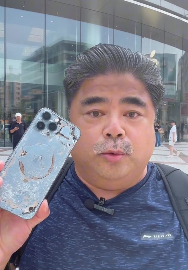 戲劇性拉滿！演員劉金蘋果店前怒砸iPhone后仍在使用蘋果手機