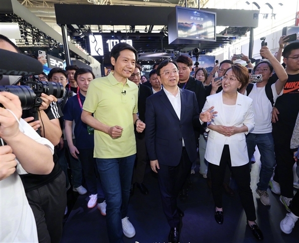 雷軍車展同款綠色T恤火了 法國輕奢品牌 打完折1490元