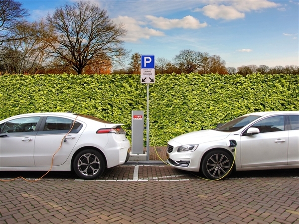 官方推動電動汽車對電網(wǎng)放電 一度電最高能賺0.9元