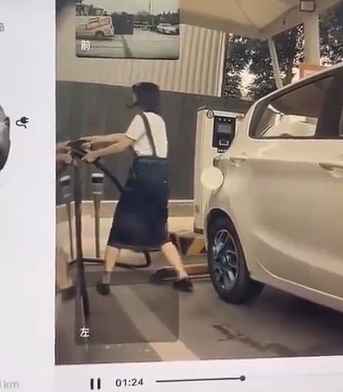 開電動(dòng)車出門眾生相 幾十輛搶一個(gè)充電樁：有人大打出手
