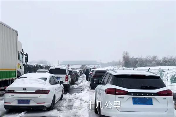 雪天滯留高速：油車VS電車誰更“保鮮”(圖1)