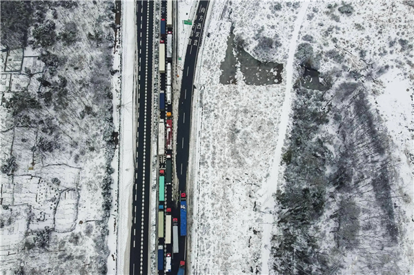 雨雪天 油車、電車互掐互嘲：到底選誰好(圖1)
