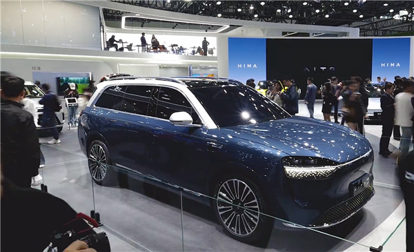 D柱懸掛“鴻蒙智行” 問(wèn)界M9紅黑配實(shí)車(chē)曝光：比路虎攬勝還霸氣