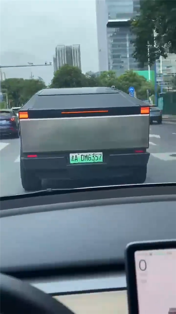 綠牌特斯拉Cybertruck現身天津街頭引熱議：第三方爆改“裝甲車”亮相