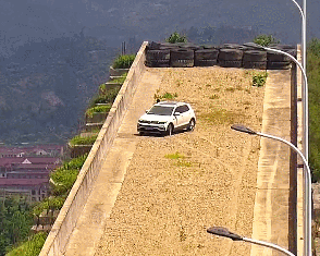 離譜：男子高速開SUV沖上避險車道頂端 只為看個風景