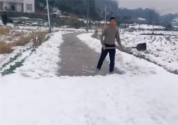 61歲老父親鏟一條路的雪迎接兒子兒媳 網友淚目：無言父愛
