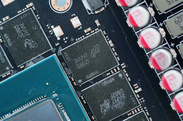 雪白機身吸睛！技嘉RTX 4080 SUPER AERO雪鷹OC顯卡圖賞