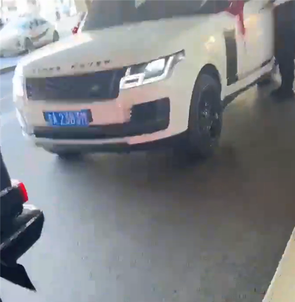 三奔馳兩路虎 婚車車隊五連追尾：保險公司要哭暈