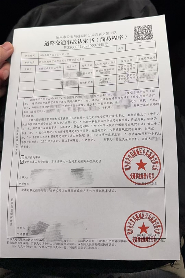 遭40噸土方車側傾壓頂！蔚來ET5T扛下了：車內人員死里逃生