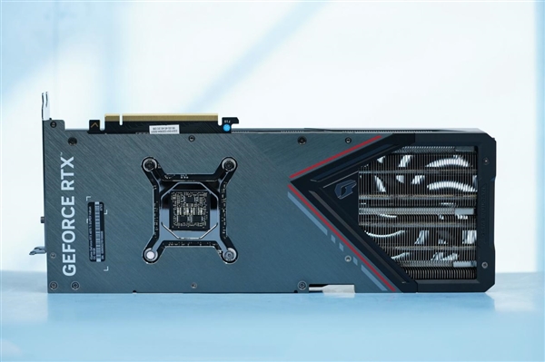 瘋狂堆料！七彩虹iGame RTX 4070 Ti SUPER Vulcan圖賞
