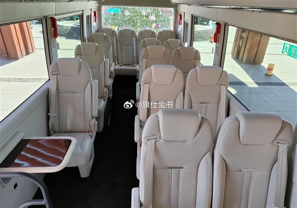 豐田考斯特絕佳替代！紅旗國(guó)悅實(shí)車(chē)內(nèi)部首曝：自帶一張大桌子