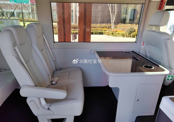 豐田考斯特絕佳替代！紅旗國(guó)悅實(shí)車(chē)內(nèi)部首曝：自帶一張大桌子