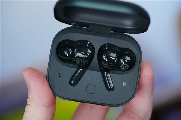 降噪深度達50db！Moto Buds+耳機圖賞