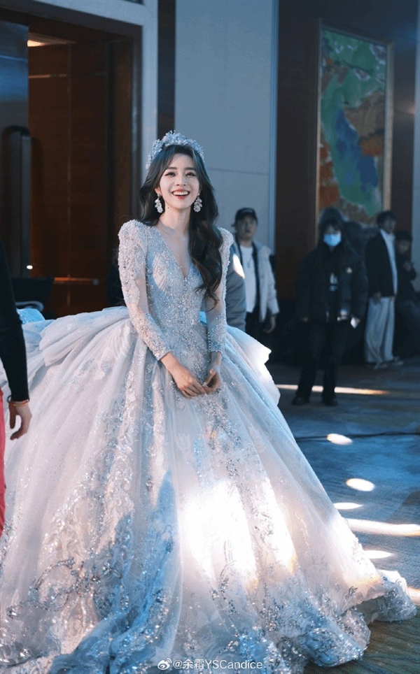 《英雄聯盟》主持人余霜分享自己結婚照 笑的太甜了