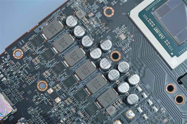 小巧雙風扇！藍寶石RX 7700 XT白金版顯卡圖賞