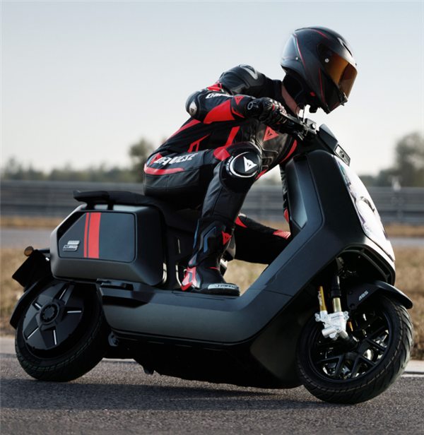 零百5秒級 小牛NX Hyper賽道風格電摩上市：2.89萬起
