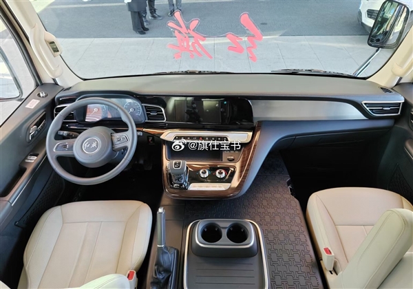 豐田考斯特絕佳替代！紅旗國(guó)悅實(shí)車(chē)內(nèi)部首曝：自帶一張大桌子