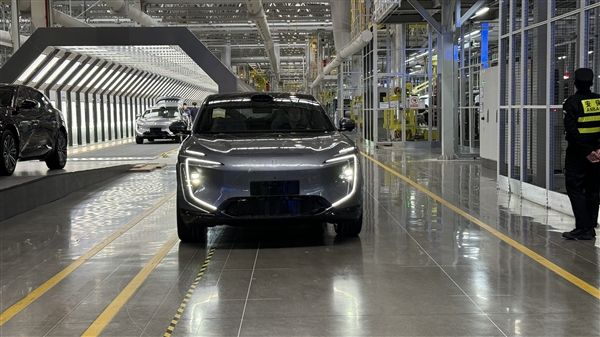與聯(lián)通、華為聯(lián)合打造 長安汽車數(shù)智工廠正式掛牌：首車已量產(chǎn)下線