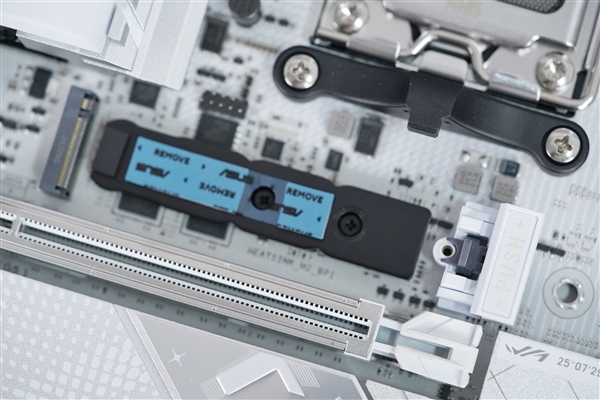 銀白戰甲！華碩ROG STRIX X870-A GAMING WIFI吹雪主板圖賞