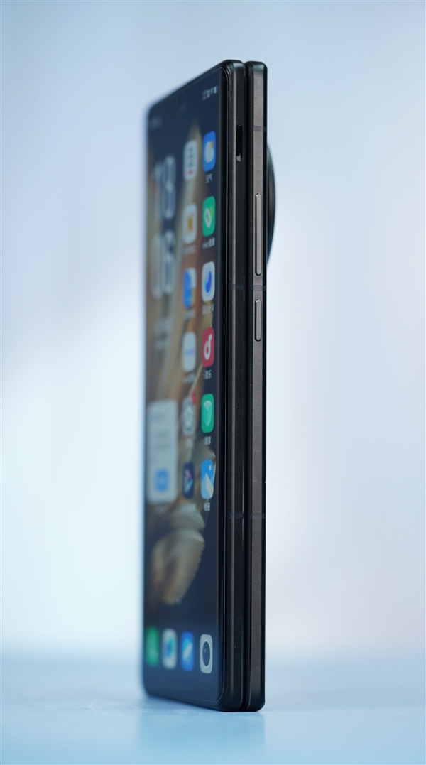 比iPhone 15 Pro Max還輕薄！vivo X Fold 3 Pro圖賞
