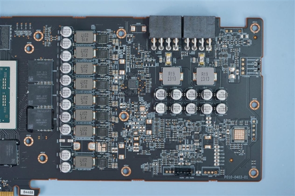 小巧雙風扇！藍寶石RX 7700 XT白金版顯卡圖賞