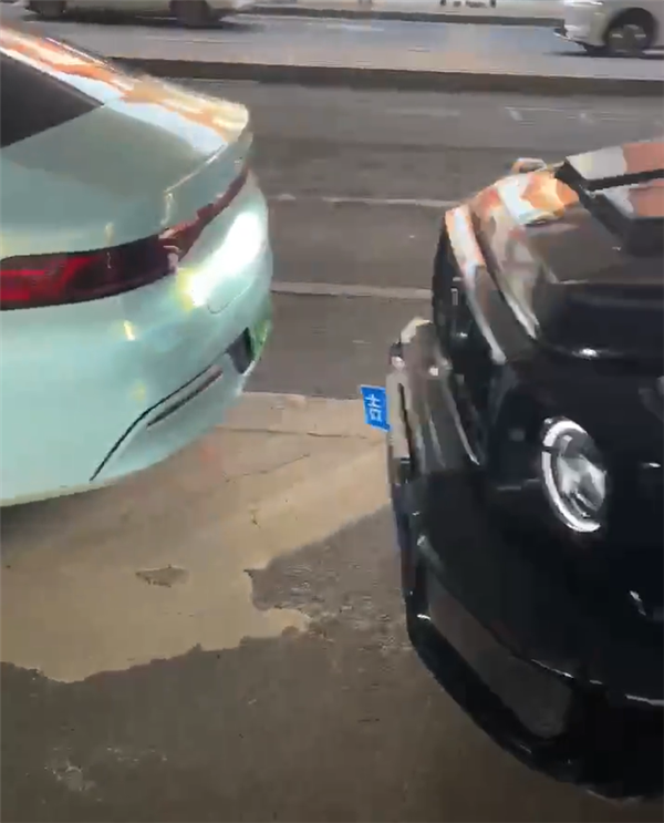 三奔馳兩路虎 婚車車隊五連追尾：保險公司要哭暈