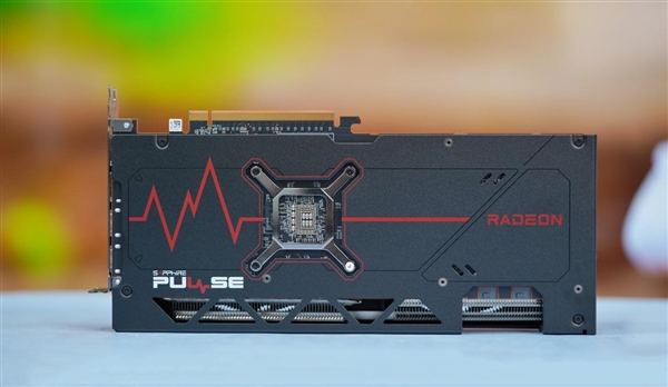 小巧雙風扇！藍寶石RX 7700 XT白金版顯卡圖賞