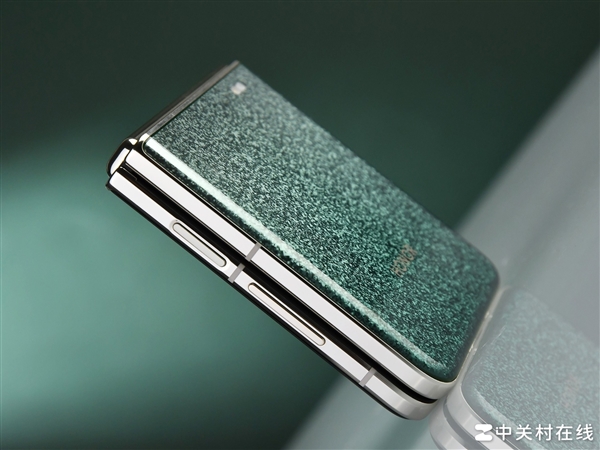 榮耀Magic V Flip上手：小巧身材 掌中巨幕