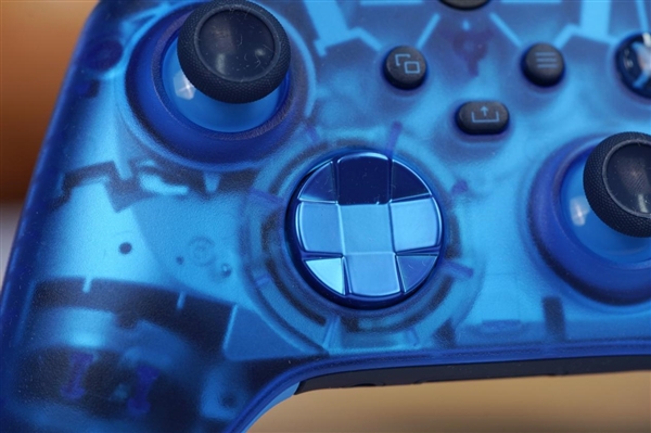 透明外殼設計！微軟Xbox Sky Cipher特別版游戲手柄圖賞