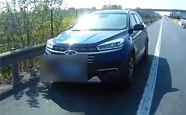高速上停車呼呼大睡被查 司機理直氣也壯：我這就是緊急情況