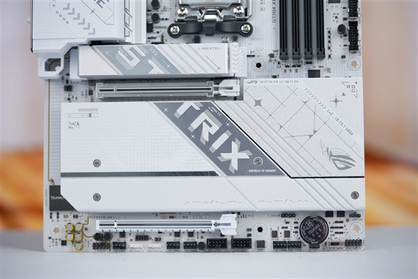 銀白戰甲！華碩ROG STRIX X870-A GAMING WIFI吹雪主板圖賞