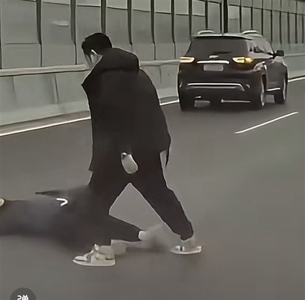 比亞迪車主見義勇為 官方回應：獎勵20萬元 車輛終身免費維修保養