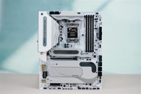 獨特波浪造型吸睛！七彩虹iGame Z790D5 FLOW V20主板圖賞