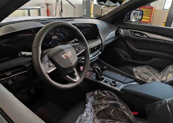 年輕人的第一輛后驅(qū)轎跑！全新凱迪拉克CT5實(shí)車曝光