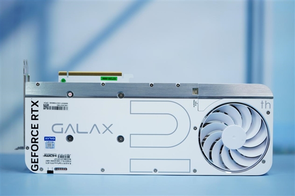 純白高顏值！影馳20周年款RTX 4070顯卡圖賞