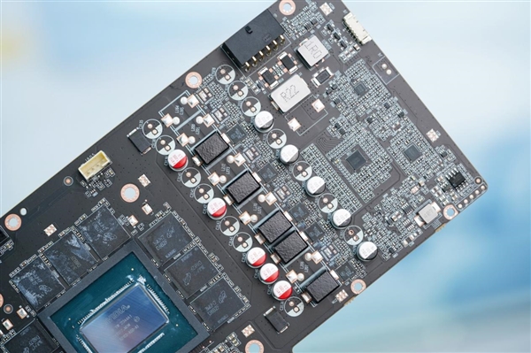 4K光追利器！索泰RTX 4080 SUPER TRINITY OC月白圖賞