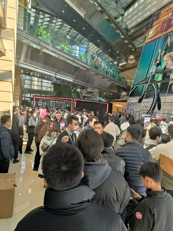 特斯拉Cybertruck“猛獸來襲” 排隊20分鐘只為一睹真容、暫無明確入華時間