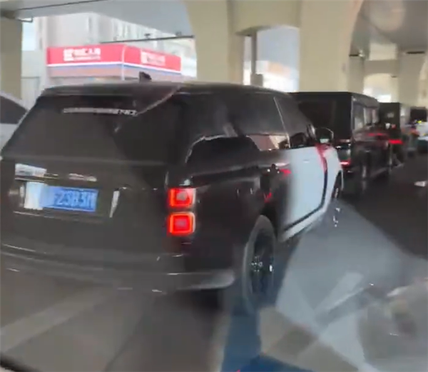 三奔馳兩路虎 婚車車隊五連追尾：保險公司要哭暈