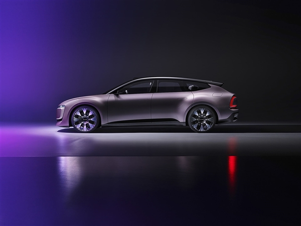奧迪上汽聯(lián)合打造 新品牌AUDI首車亮相：不能掛四個圈