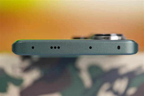 專屬淡金色星耀雙眸！Redmi Note 13 Pro+AAPE潮流限定圖賞